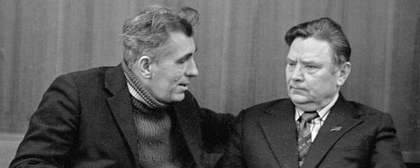 Поэт Нил Гилевич (слева) беседует с Народным поэтом Беларуси Максимом Танком (справа) - Sputnik Беларусь