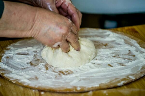 Пироги в пекарне Кочиева делают вручную - Sputnik Беларусь