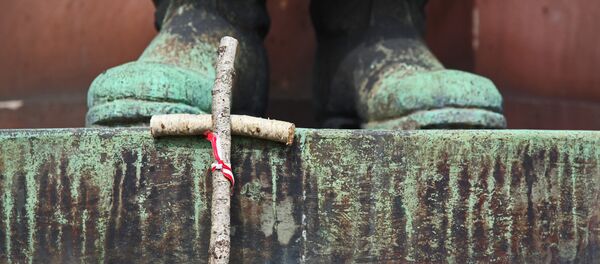 Крест с польским флагом у подножия монумента Крест с польским флагом у подножия монумента - Sputnik Беларусь