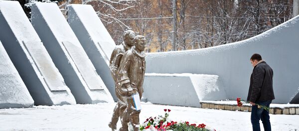 Жители несут цветы к памятнику авиаторам в центре Липецка Жители несут цветы к памятнику авиаторам в центре Липецка - Sputnik Беларусь