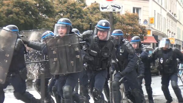 СПУТНИК_Парижане облили полицейских краской на акции против трудовых реформ - Sputnik Беларусь