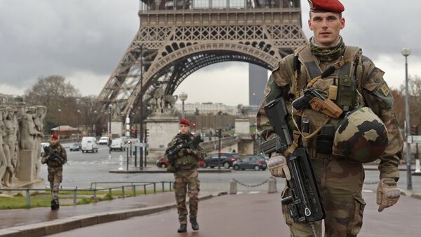 Солдаты французской армии патрулируют территорию возле Эйфелевой башни в Париже - Sputnik Беларусь