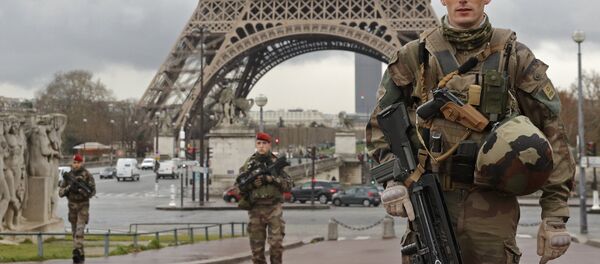 Солдаты французской армии патрулируют территорию возле Эйфелевой башни в Париже - Sputnik Беларусь