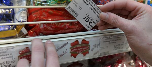 Установка новых ценников в Минске Установка новых ценников в Минске - Sputnik Беларусь
