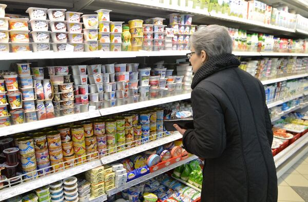 Покупатели рассматривают ценники - Sputnik Беларусь