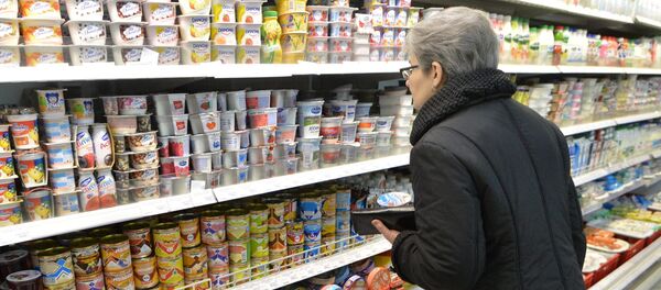 Покупатели рассматривают ценники - Sputnik Беларусь