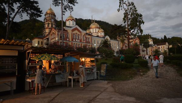 Туристы у Ново-Афонского Симоно-Кананитского монастыря в Абхазии - Sputnik Беларусь