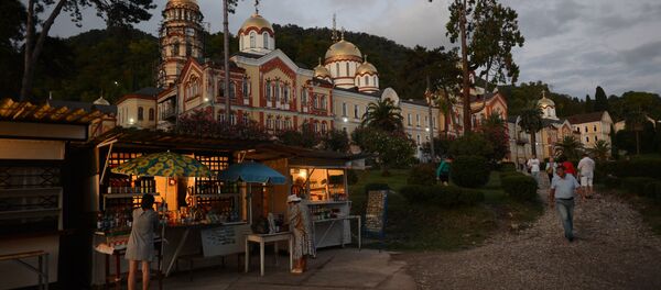 Туристы у Ново-Афонского Симоно-Кананитского монастыря в Абхазии Туристы у Ново-Афонского Симоно-Кананитского монастыря в Абхазии - Sputnik Беларусь