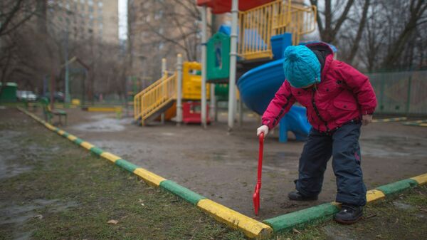 Девочка играет на детской площадке, архивное фото - Sputnik Беларусь