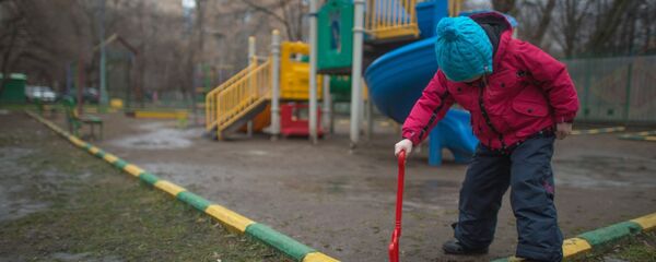 Девочка играет на детской площадке Девочка играет на детской площадке - Sputnik Беларусь