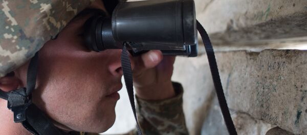 Военнослужащий армии самопровозглашенной Республики Нагорный Карабах на линии соприкосновения Военнослужащий армии самопровозглашенной Республики Нагорный Карабах на линии соприкосновения - Sputnik Беларусь