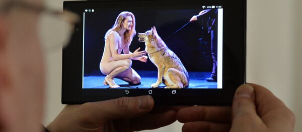 Мужчина смотрит на фото конкурсанта от Беларуси Александра Иванова - Sputnik Беларусь