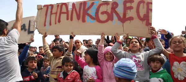 СПУТНИК_Беженцы с детьми вышли с плакатами на митинг в Хиосе против их выдачи Турции СПУТНИК_Беженцы с детьми вышли с плакатами на митинг в Хиосе против их выдачи Турции - Sputnik Беларусь
