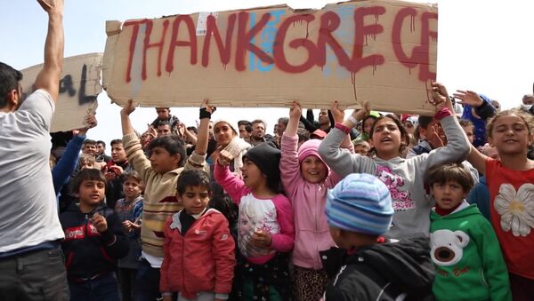 СПУТНИК_Беженцы с детьми вышли с плакатами на митинг в Хиосе против их выдачи Турции - Sputnik Беларусь