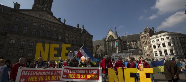 Дэманстранты заклікаюць людзей не браць удзел у рэферэндуме ЕС падчас акцыі пратэсту ў Амстэрдаме, Нідэрланды 3 сакавіка Дэманстранты заклікаюць людзей не браць удзел у рэферэндуме ЕС падчас акцыі пратэсту ў Амстэрдаме, Нідэрланды 3 сакавіка - Sputnik Беларусь