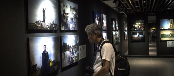 Посетитель на выставке международного конкурса фотожурналистики CHIPP. Архивное фото - Sputnik Беларусь