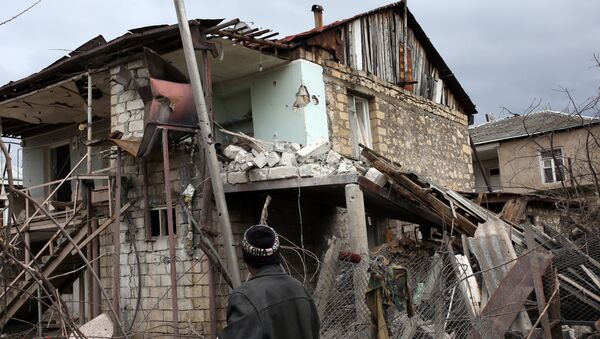 Разрушенный дом в одном из сел Мартакертского района в зоне карабахского конфликта - Sputnik Беларусь