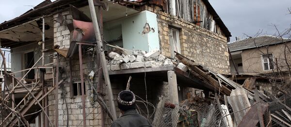 Разрушенный дом в одном из сел Мартакертского района в зоне карабахского конфликта Разрушенный дом в одном из сел Мартакертского района в зоне карабахского конфликта - Sputnik Беларусь