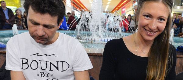 Биатлонисты Уле-Эйнар Бьерндален (Норвегия) и Дарья Домрачева (Беларусь) Биатлонисты Уле-Эйнар Бьерндален (Норвегия) и Дарья Домрачева (Беларусь) - Sputnik Беларусь