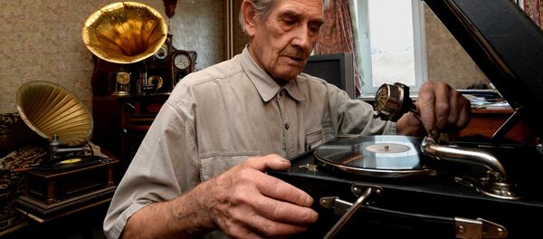 Пенсионер слушает музыку. Архивное фото - Sputnik Беларусь