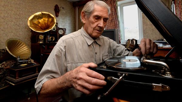 Пенсионер слушает музыку. Архивное фото - Sputnik Беларусь