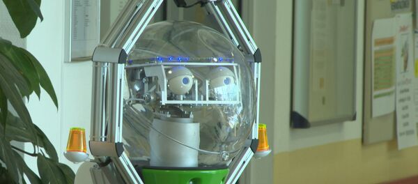 СПУТНИК_Голубоглазый робот-сиделка развлекал пациентов клиники для престарелых - Sputnik Беларусь