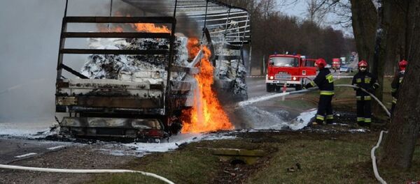 Польские пожарные тушат белорусскую фуру Польские пожарные тушат белорусскую фуру - Sputnik Беларусь