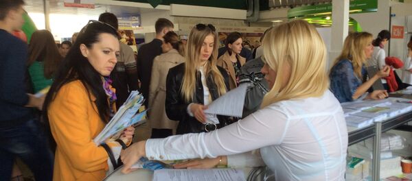 Посетители на выставке туруслуг Отдых-2016 - Sputnik Беларусь