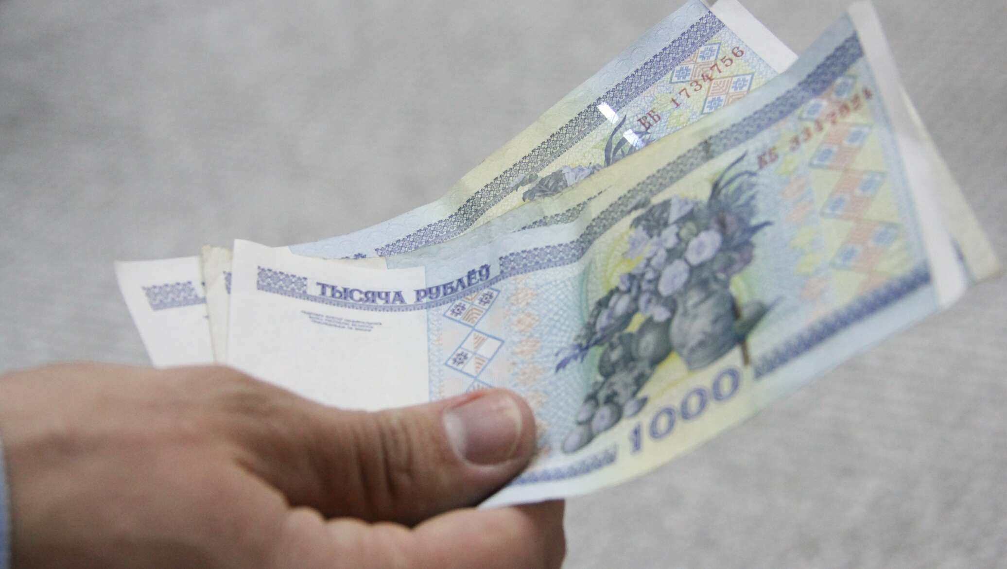 Билет национального банка республики беларусь. 500 белорусских рублей в рублях. 000 белорусских рублей 2000 года. Белорусский рубль нацбанк. Руль и белорусские рубли.