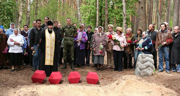 Перезахоронение останков узников Саласпилсского концлагеря 12 мая 2009 г. - Sputnik Беларусь
