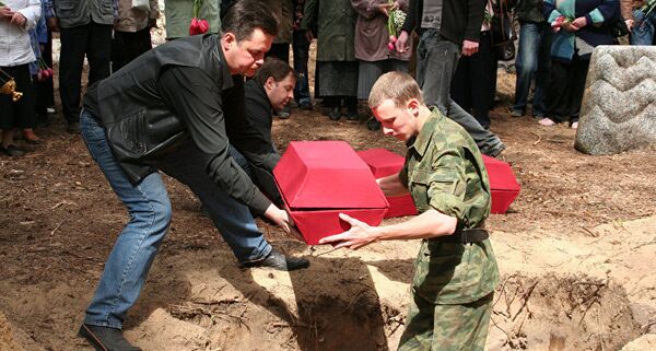Перезахоронение останков узников Саласпилсского концлагеря 12 мая 2009 г. - Sputnik Беларусь