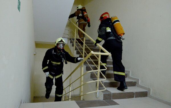 Пожарные-спасатели на время преодолевали дистанцию с 1 по 33 этаж - Sputnik Беларусь