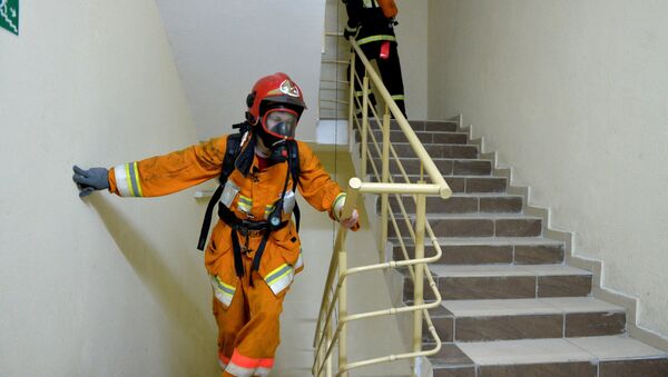 Пожарные на лестничной клетке, архивное фото - Sputnik Беларусь