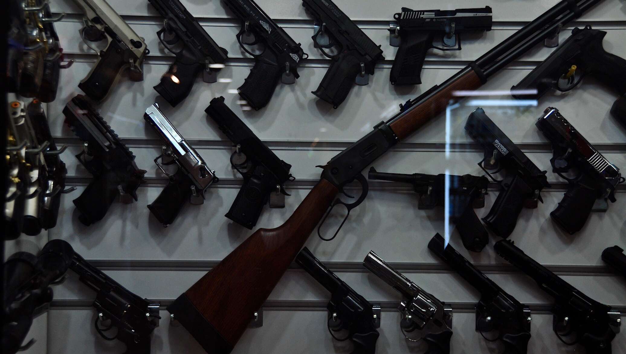 Черный рынок пистолетов. Чёрный рынок оружия. Скупка оружия. Рынок оружия в США. Оружейный магазин черный рынок.