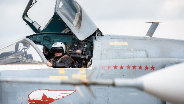 Экипаж бомбардировщика Су-24 ВКС России - Sputnik Беларусь