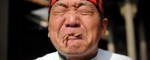 Житель китайской провинции Хунань пробует червей Житель китайской провинции Хунань пробует червей - Sputnik Беларусь