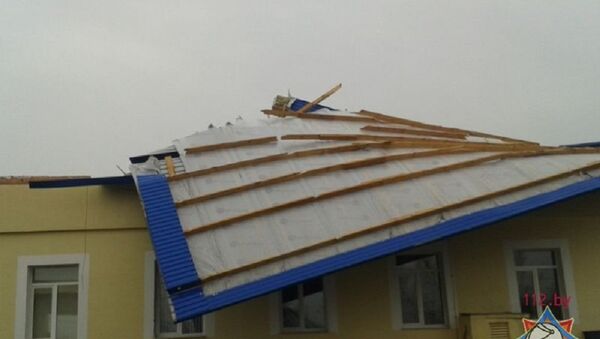 Поврежденная ветром крыша здания - Sputnik Беларусь