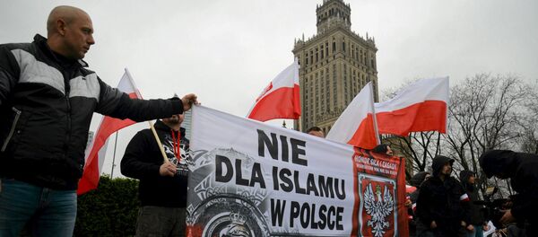 Участники марша против беженцев в Варшаве - Sputnik Беларусь