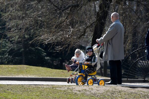 Дедушка гуляет в парке с внуками - Sputnik Беларусь