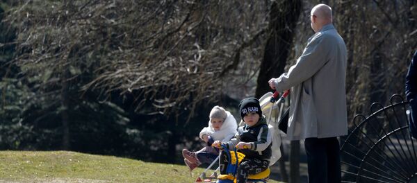 Дедушка гуляет в парке с внуками Дедушка гуляет в парке с внуками - Sputnik Беларусь