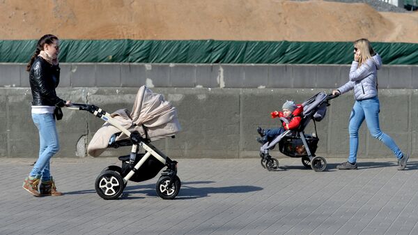 Молодые мамы с детьми на прогулке - Sputnik Беларусь