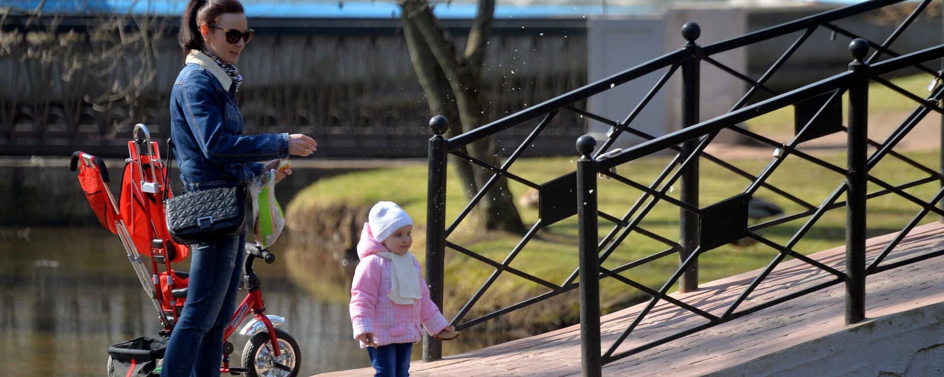 Мама с ребенком в парке - Sputnik Беларусь, 1920, 26.03.2026