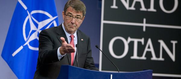 Министр обороны США Эш Картер выступает на пресс-конференции в штаб-квартире НАТО в Брюсселе - Sputnik Беларусь