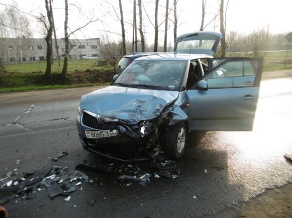 Разбитый автомобиль Skoda Fabia на месте ДТП в Минском районе. - Sputnik Беларусь