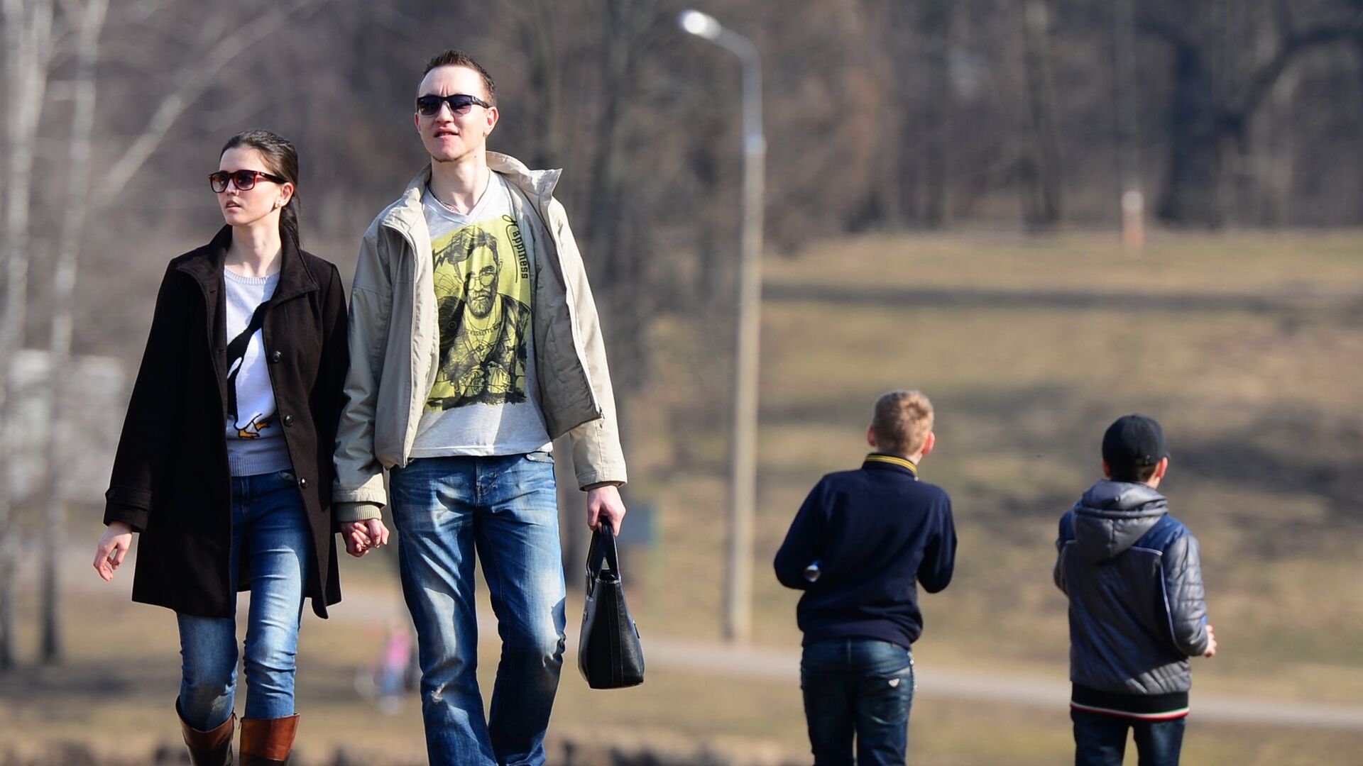Молодые люди гуляют в парке - Sputnik Беларусь, 1920, 20.04.2022