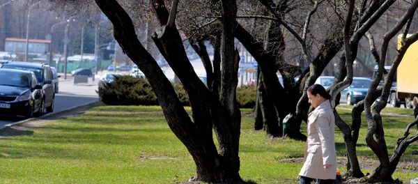 Женщина на улице Минска - Sputnik Беларусь