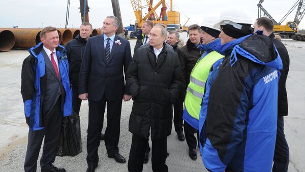 Президент России Владимир Путин (в центре) во время посещения строительной площадки транспортного перехода через Керченский пролив на острове Тузла - Sputnik Беларусь