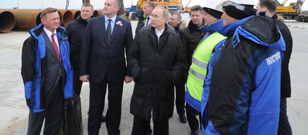 Президент России Владимир Путин (в центре) во время посещения строительной площадки транспортного перехода через Керченский пролив на острове Тузла - Sputnik Беларусь