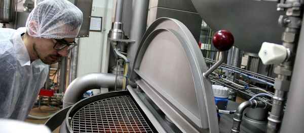 Журналисты на фабрике Спартак - Sputnik Беларусь