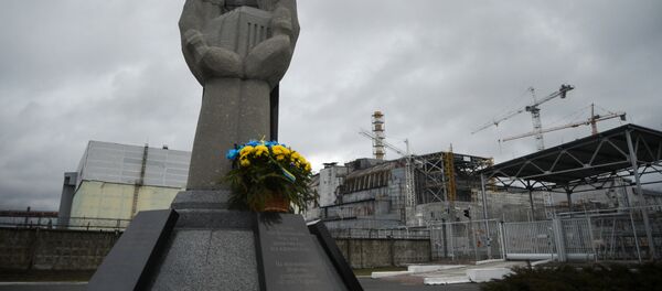 Памятник ликвидаторам последствий аварии на Чернобыльской АЭС - Sputnik Беларусь